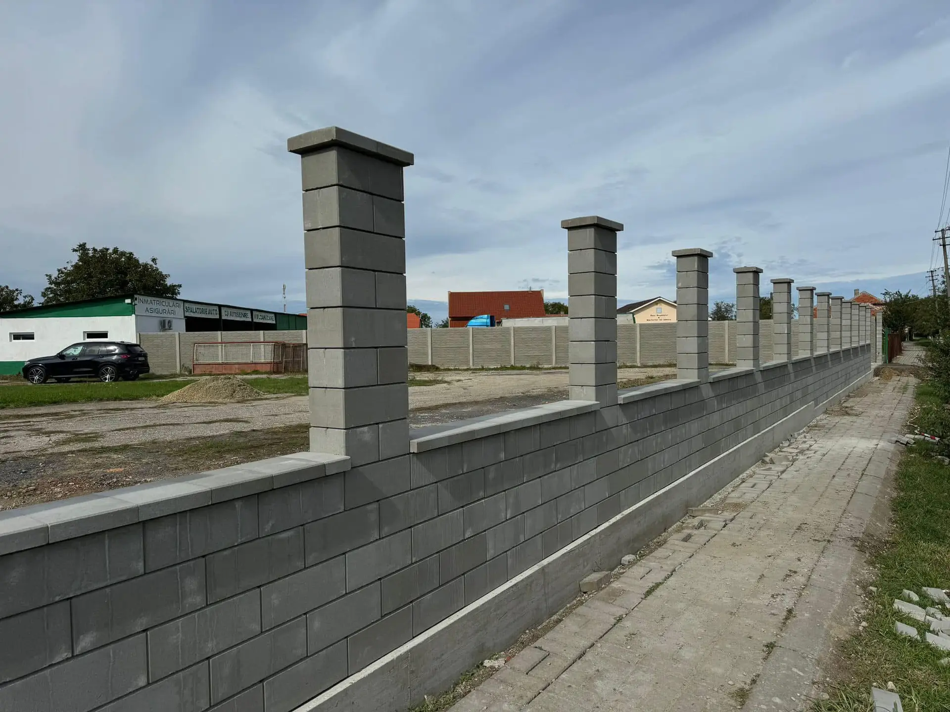 Beton lábazatos kerítés trapézlemezzel