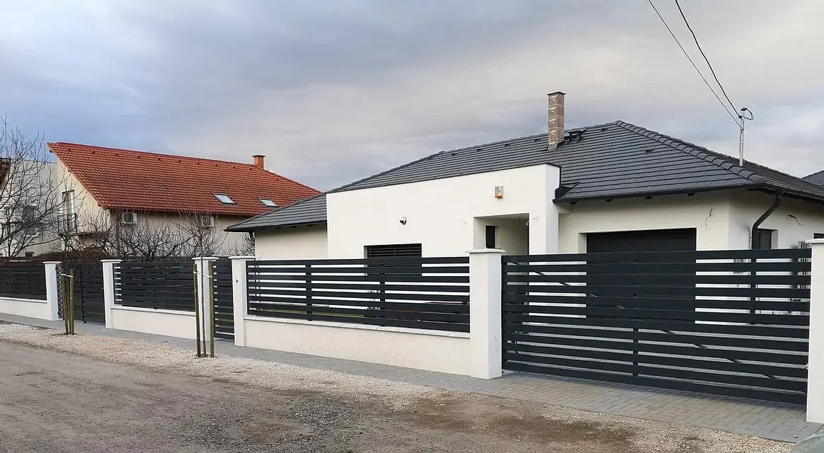 Modern alumínium léckerítés tolókapuval – lakópark – részlet 3