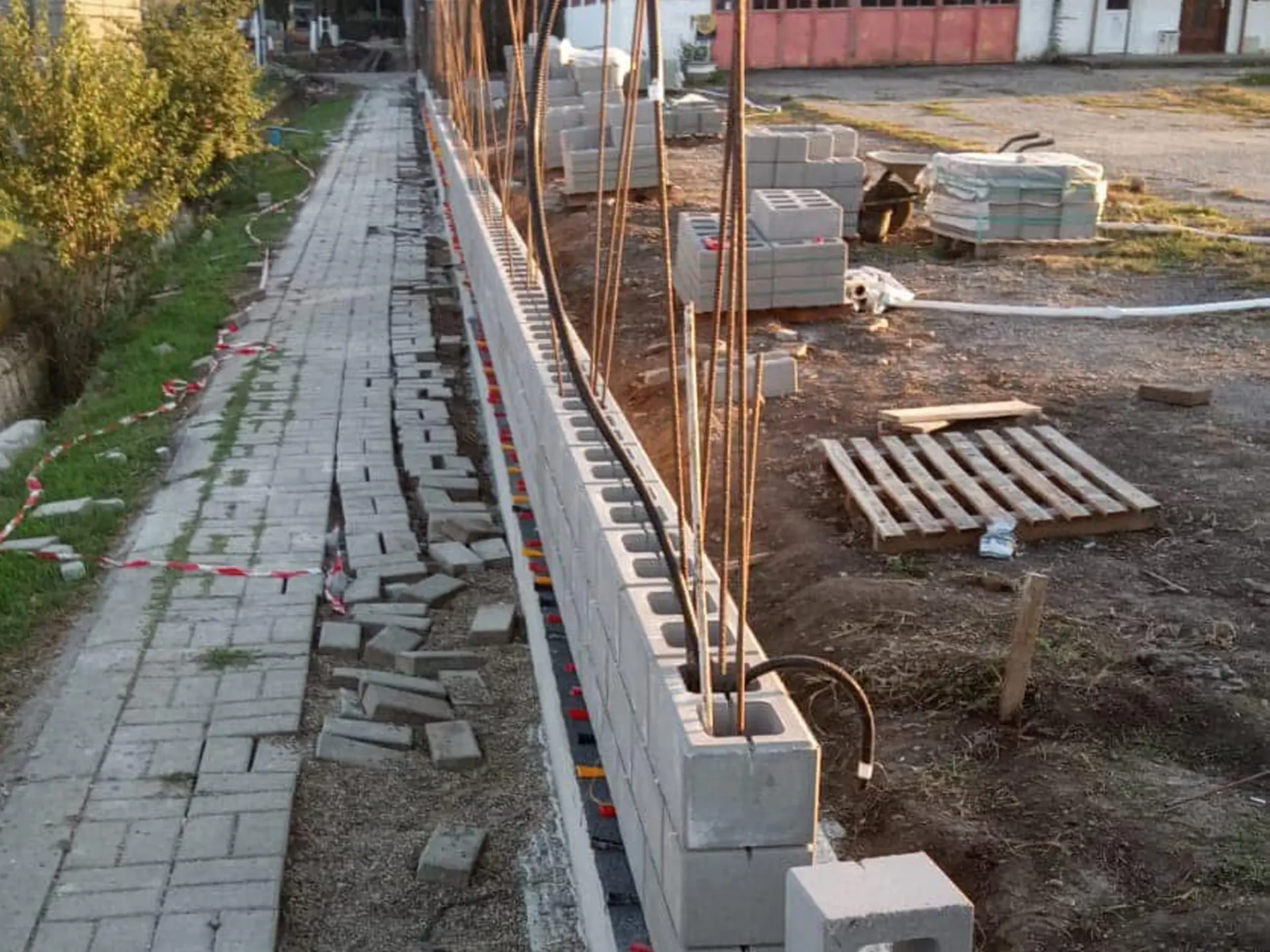 Vasalt sávalap betonozása kerítés alapozási munka során
