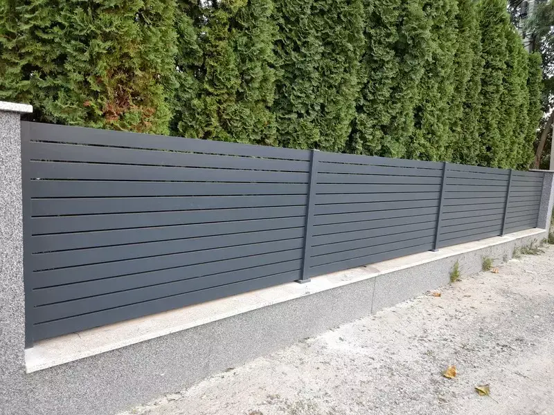 Zsalúziás antracit kerítés és kapuk – prémium kivitel – részlet 2
