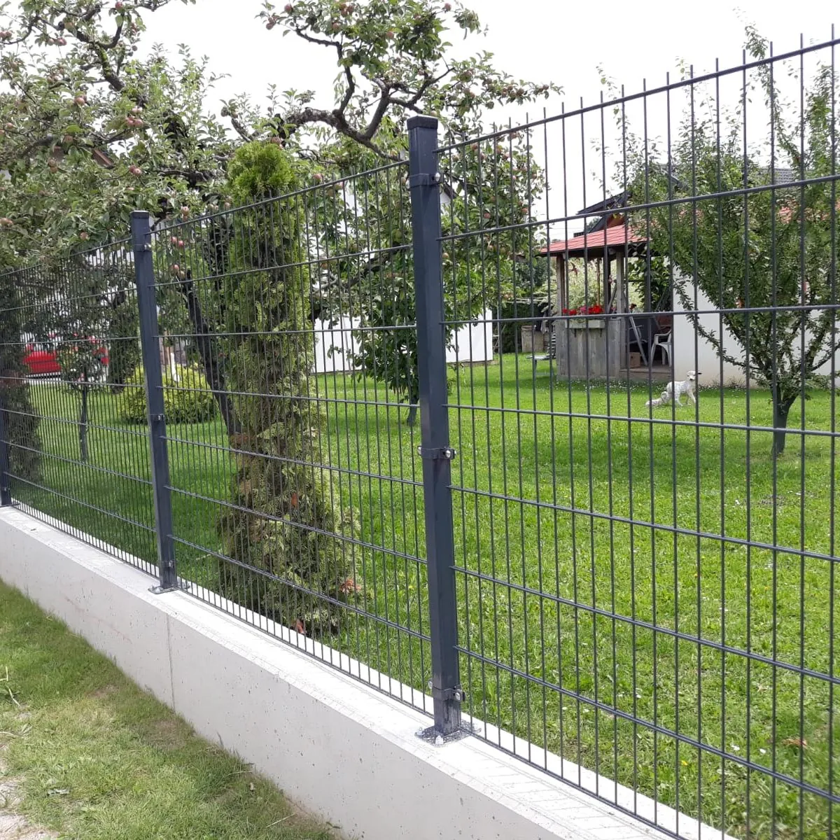 3D panel kerítés porfestett kivitelben – családi ház – főkép