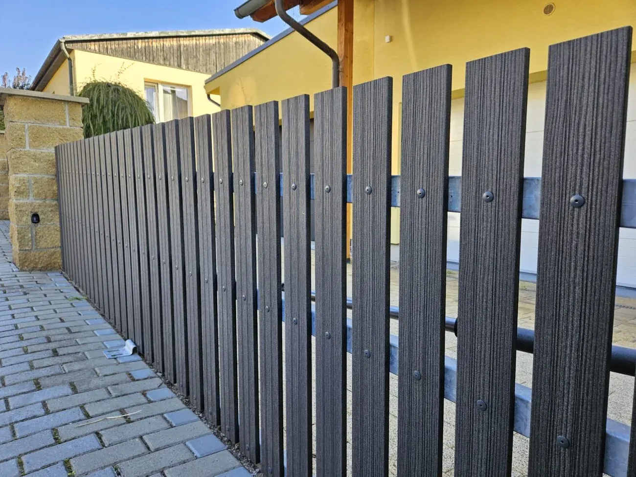 Díszzsalukő pillér léc WPC – kerítés kivitelezés