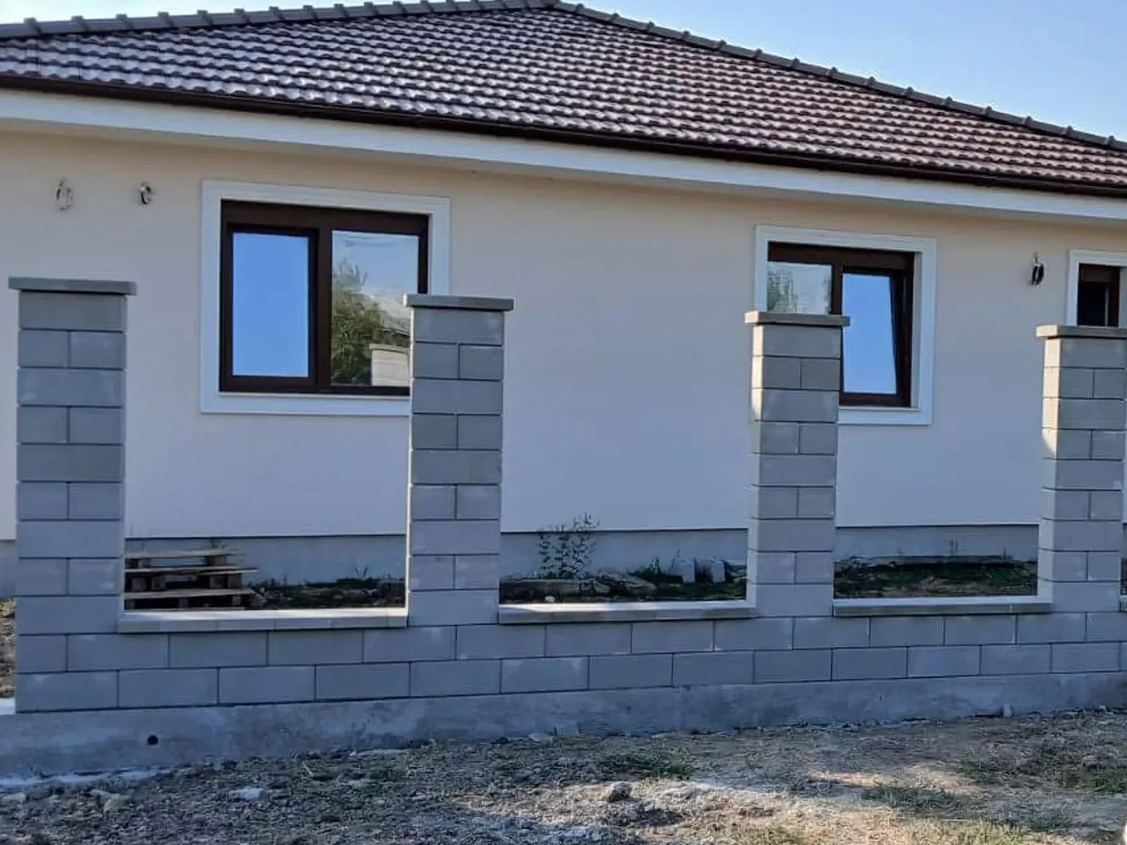 Beton lábazatos trapézlemez kerítés antracit színben